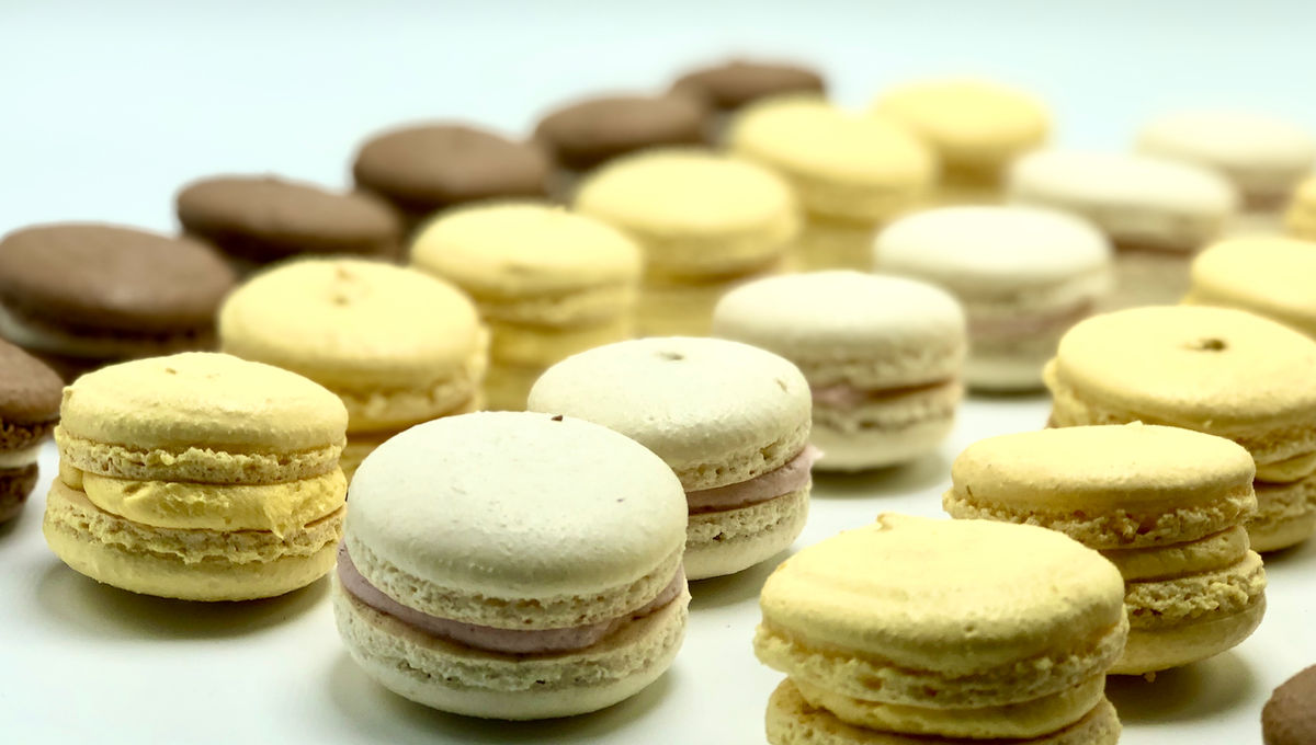 Kosher custom cake by Au Bon Cake — Macarons